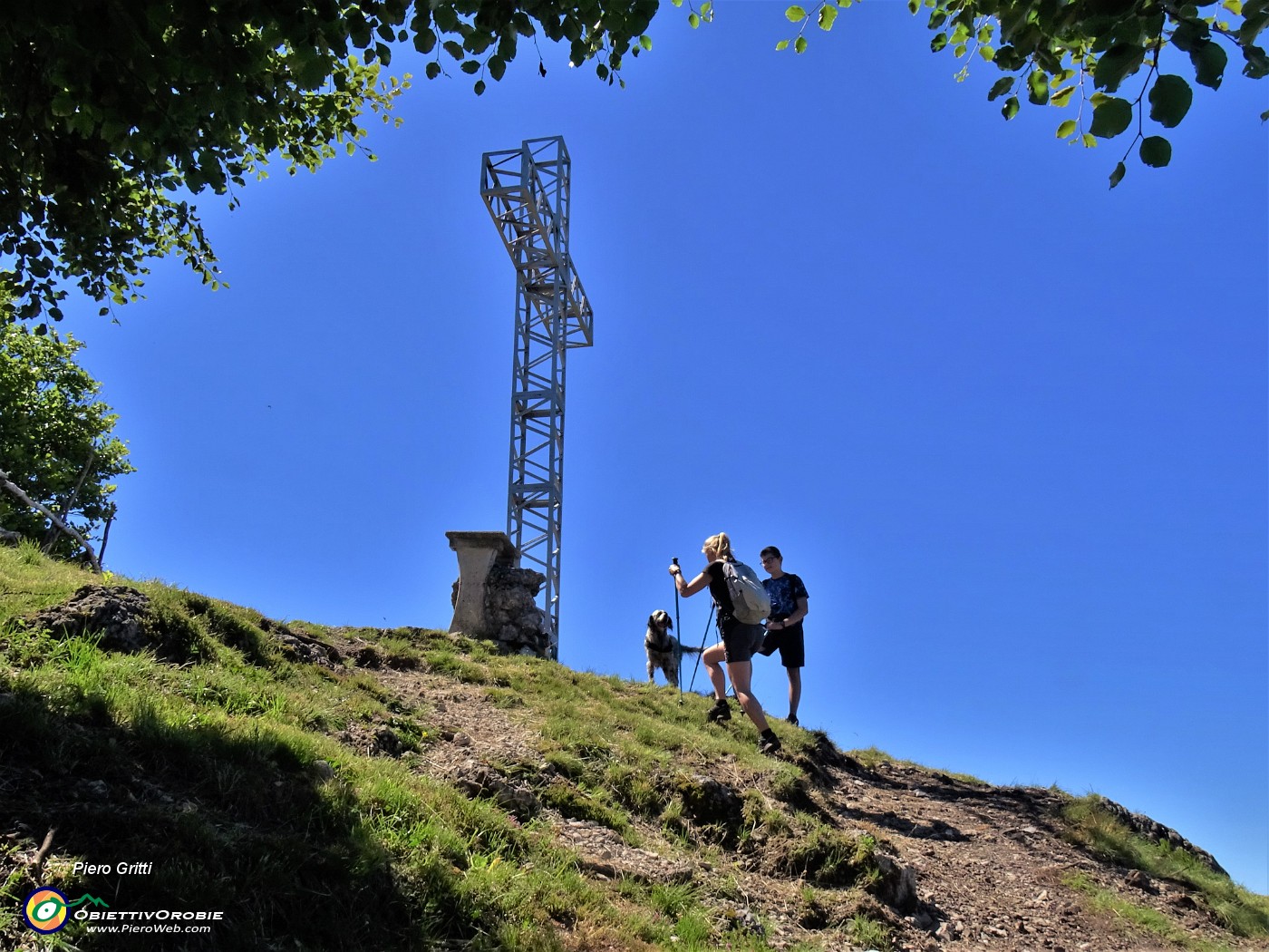 39 Alla croce di vetta del Monte Suchello (1541 m).JPG